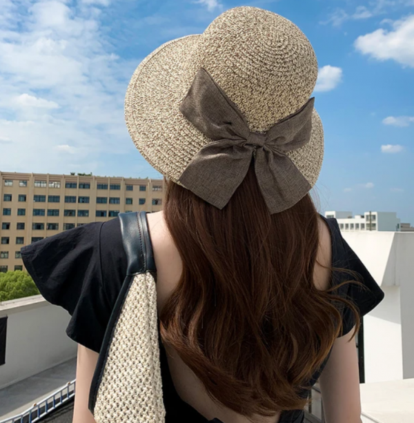 Topi straw dengan pita ikat